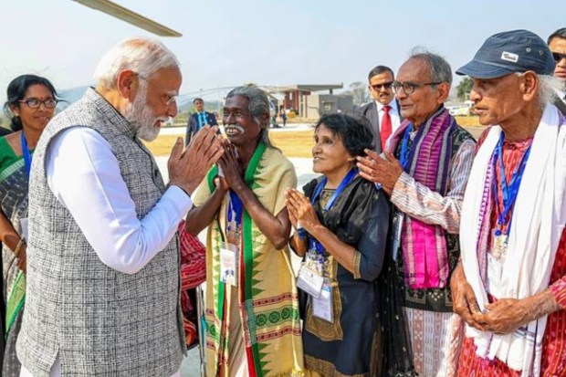 PM Modi with poet Haldhar Nag, folk singer Krishna Patel, folk music composer Mitrabhanu Gountia and singer Jitendra Haripal during a visit to Odisha. (Image: PTI)