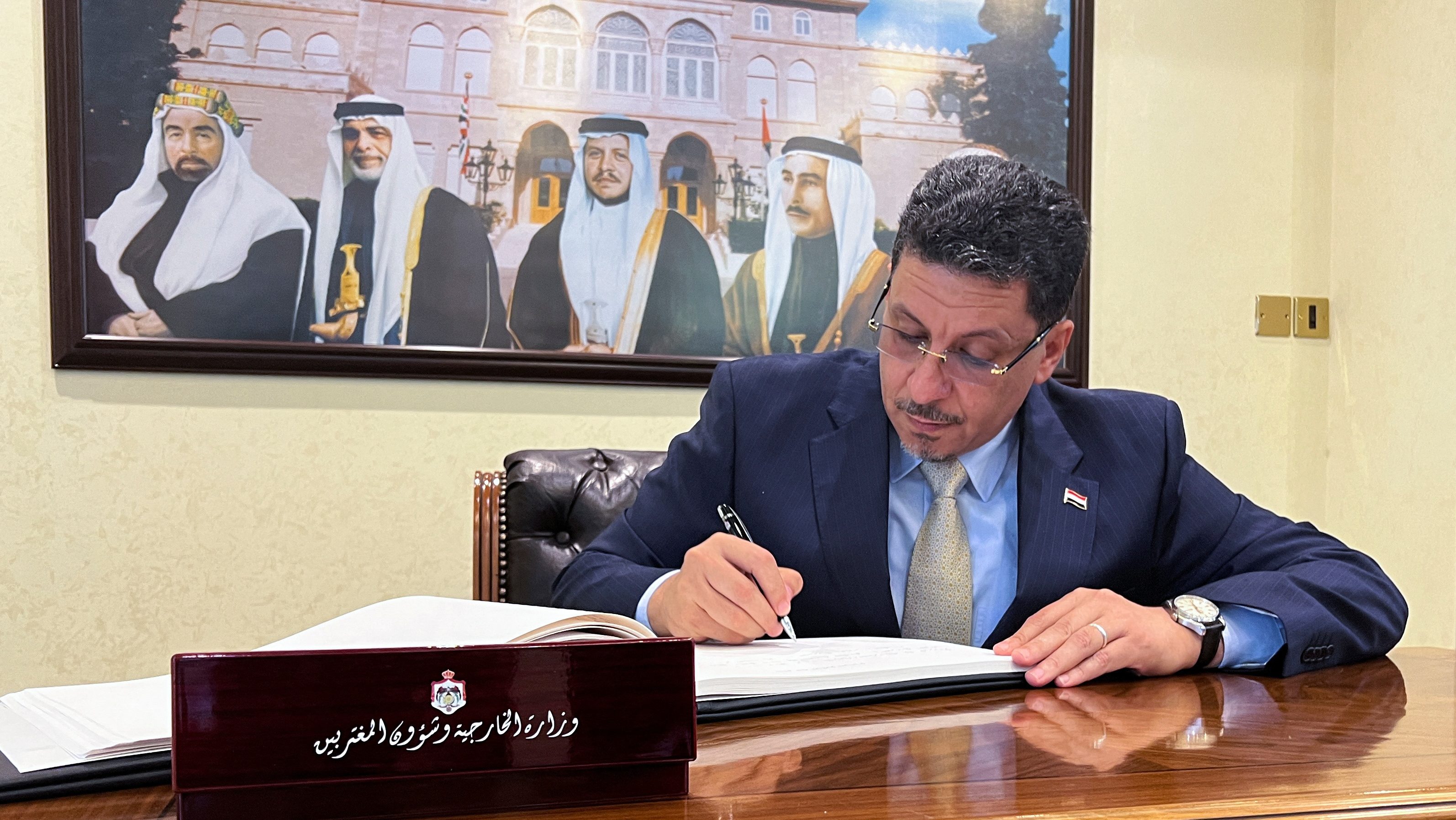 Yemeni Foreign Minister Ahmed Awad Bin Mubarak writes in a visitors' book at the the Jordanian Foreign Ministry in Amman, Jordan (Image/Reuters)
