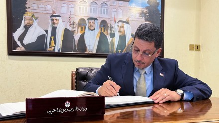 Yemeni Foreign Minister Ahmed Awad Bin Mubarak writes in a visitors' book at the the Jordanian Foreign Ministry in Amman, Jordan (Image/Reuters) Yemeni Foreign Minister Ahmed Awad Bin Mubarak writes in a visitors' book at the the Jordanian Foreign Ministry in Amman, Jordan (Image/Reuters)