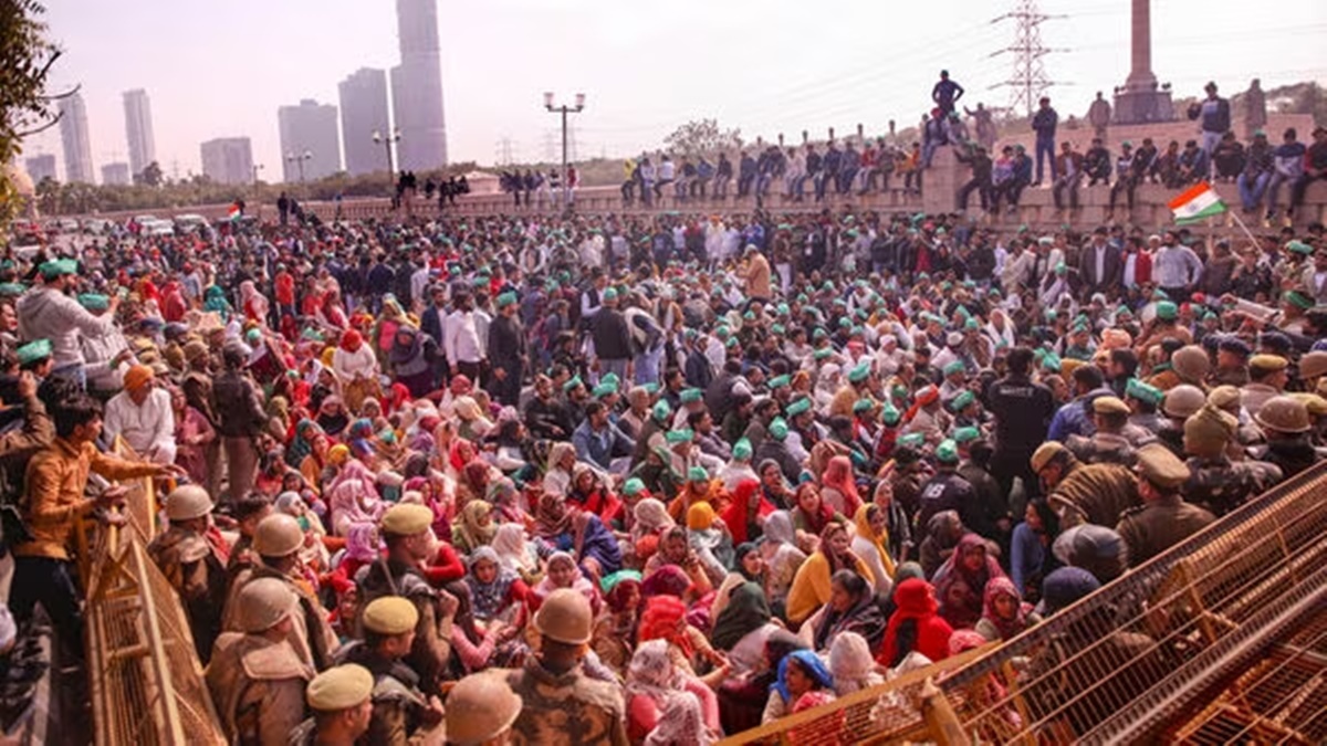 Farmers climb barricades as UP Police stops march, Noida-Delhi border chokes | Watch Farmers climb barricades as UP Police stops march, Noida-Delhi border chokes | Watch