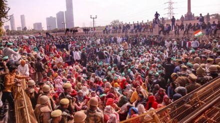 Farmers climb barricades as UP Police stops march, Noida-Delhi border chokes | Watch