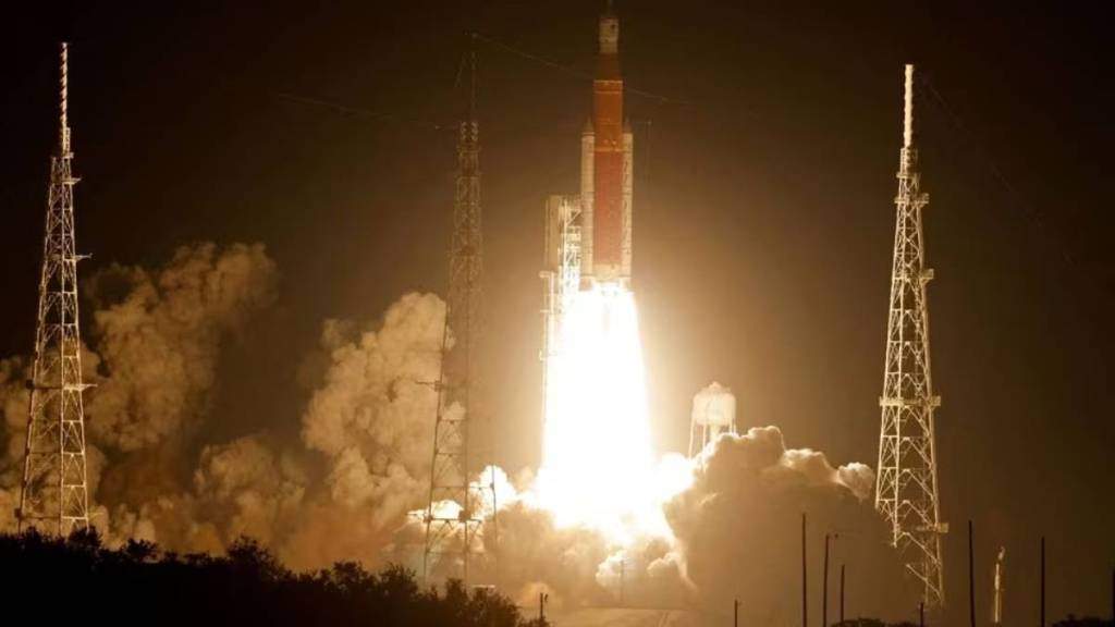 nasa, nasa lunar mission, intuitive machines, private company launch, private spacecraft launch to moon, moon mission, commercial space launch