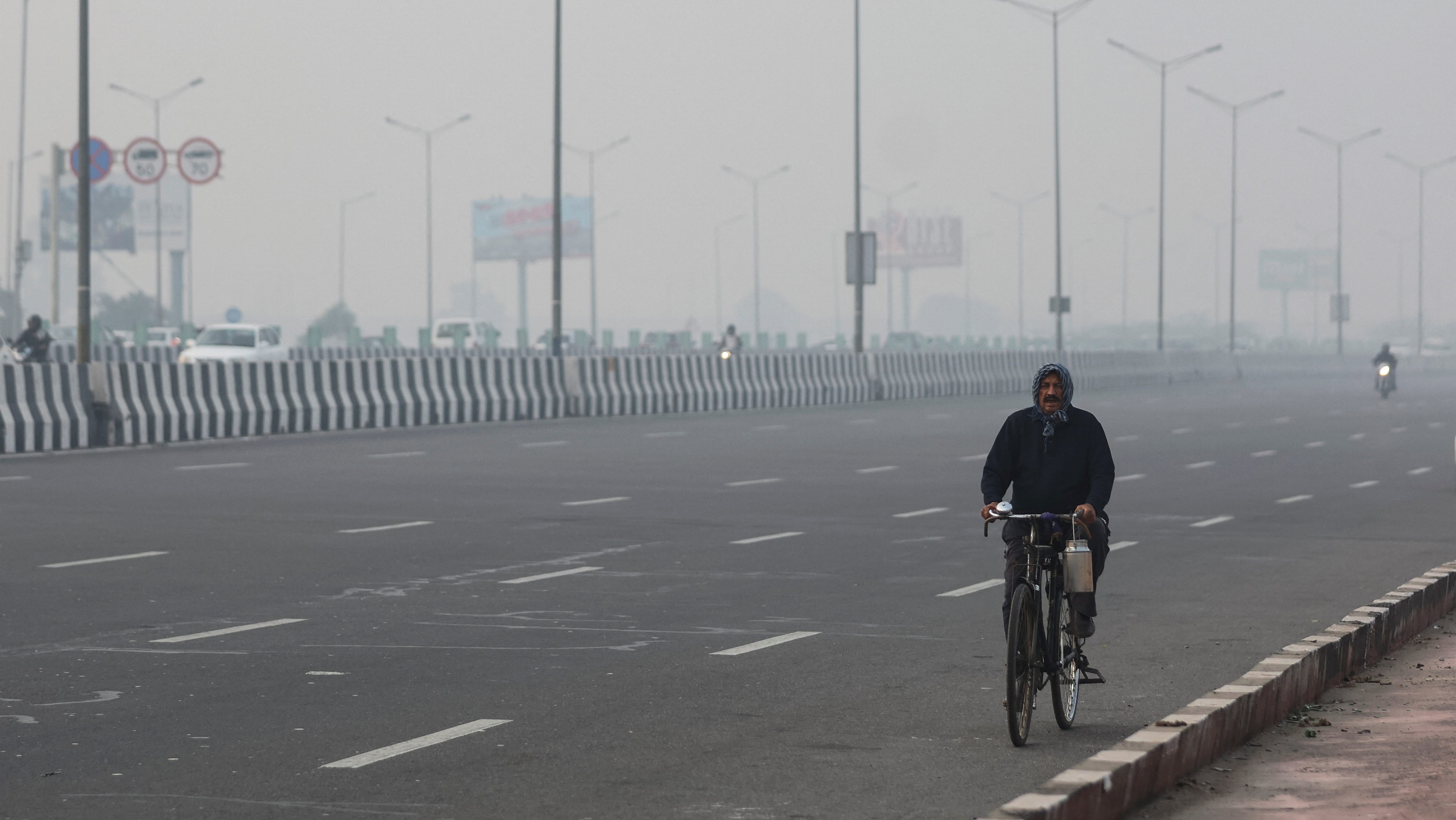 A man rides a cycle amidst the morning smog in New Delhi (Image/Reuters)