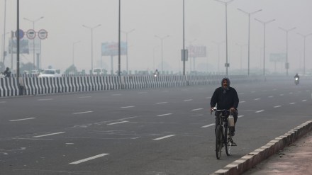 A man rides a cycle amidst the morning smog in New Delhi (Image/Reuters) A man rides a cycle amidst the morning smog in New Delhi (Image/Reuters)
