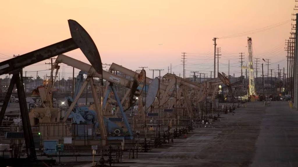Oil rig pumpjacks, also known as thirsty birds, extract crude from the Wilmington Field oil deposits area near Long Beach, California. (Photo source: Reuters)