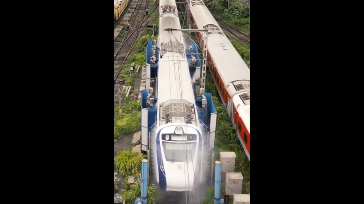 Indian Railways, Union Ministers, Ministry of Railways, Vande Bharat, Vande Bharat trains, Vande Bharat routes, Automatic Coach Washing plant, Indian Railways cleanliness, Trains cleaning system, cleaning Indian trains, indian trains, vande bharat news