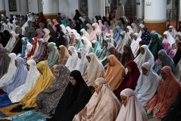 Muhammadiyah Muslim women offer the evening prayers called 'Tarawih' on the first night of the holy fasting month of Ramadan, at At-Taqwa mosque in Banda Aceh, Indonesia. REUTERS