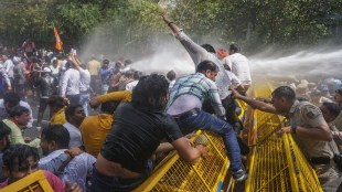 BJP holds counter-protest after AAP workers take to Delhi streets, demands Arvind Kejriwal's resignation