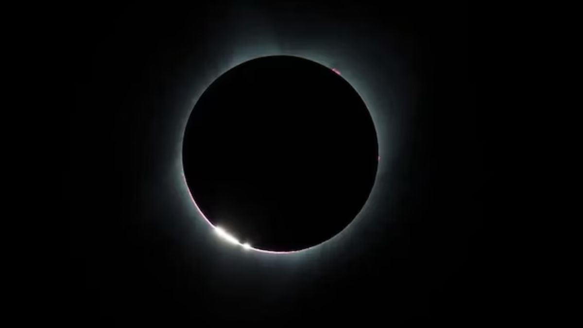 Baily's Beads appear as the Moon makes its final move over the Sun during the total solar eclipse. (Photo: Nasa)