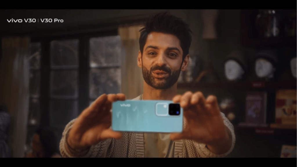 The heart-warming film tells the touching story of an elderly man knitting a sweater for his wife to make up for forgetting their wedding anniversary (Photo: YouTube) The heart-warming film tells the touching story of an elderly man knitting a sweater for his wife to make up for forgetting their wedding anniversary (Photo: YouTube)