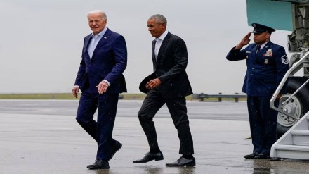 .S. President Joe Biden and former U.S. President Barack Obama walk as they leave Air Force One at John F. Kennedy International Airport in New York, US, March 28, 2024. (Photo source: Reuters)