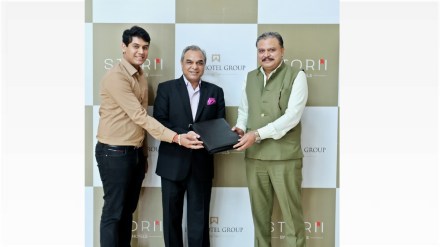 Anil Chadha, Chief Executive, ITC Hotels with Piyush Aggarwal, Director, Alokik Ganga (Image: ITC Maurya) Anil Chadha, Chief Executive, ITC Hotels with Piyush Aggarwal, Director, Alokik Ganga (Image: ITC Maurya)