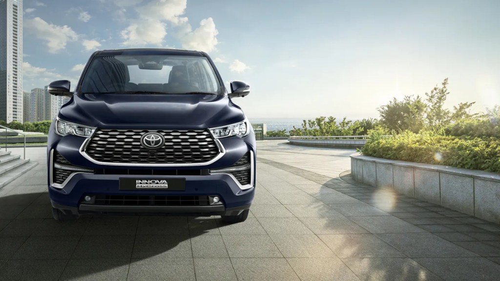 Toyota Innova Hycross