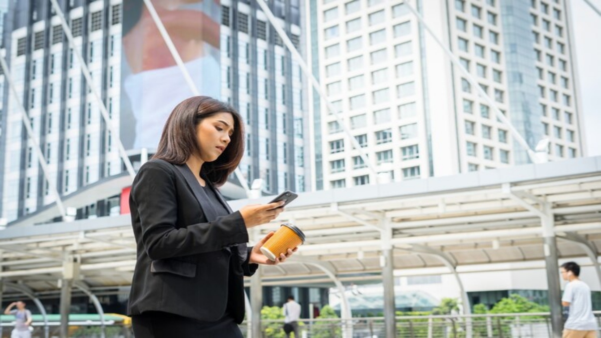 While adopting fractional ownership investment, women are not only investing in assets but also their financial freedom, stability, and empowerment. (Image: Freepik) While adopting fractional ownership investment, women are not only investing in assets but also their financial freedom, stability, and empowerment. (Image: Freepik)