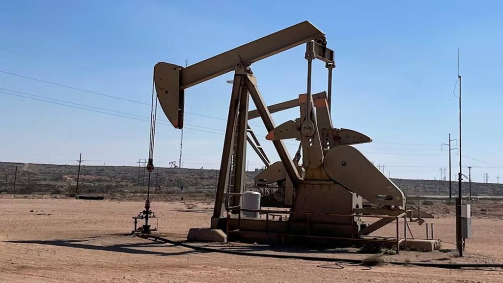 An oil pumpjack is pictured in the Permian basin, Loco Hills regions, New Mexico, US. (Photo source: Reuters) An oil pumpjack is pictured in the Permian basin, Loco Hills regions, New Mexico, US. (Photo source: Reuters)