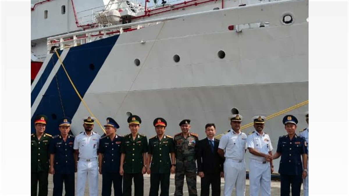 On this three-day visit, the crew of the Samudra Paheredar interacting with their Vietnamese counterpart. (Image: X) On this three-day visit, the crew of the Samudra Paheredar interacting with their Vietnamese counterpart. (Image: X)
