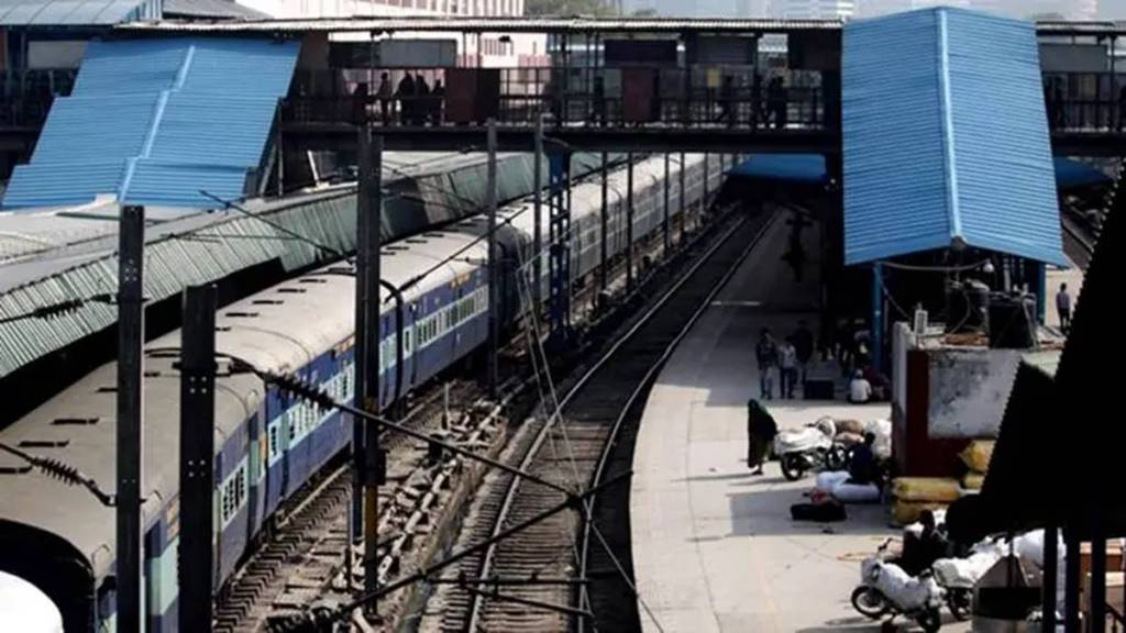Food stalls at Indian Railways station