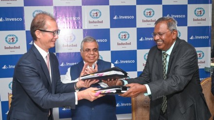 (L-R): Mr. Andrew Lo, Senior Managing Director & CEO of Invesco Asia Pacific, Mr. Ashok Hinduja, Chairman, IIHL and Moses Harding, CEO, IIHL at the signing ceremony. 