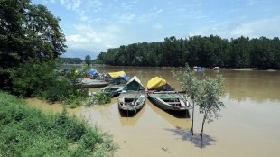Several missing after boat capsizes in Jhelum River in Srinagar, rescue ops on