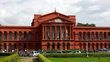 Man slits throat in front of Chief Justice in Karnataka High Court Man slits throat in front of Chief Justice in Karnataka High Court