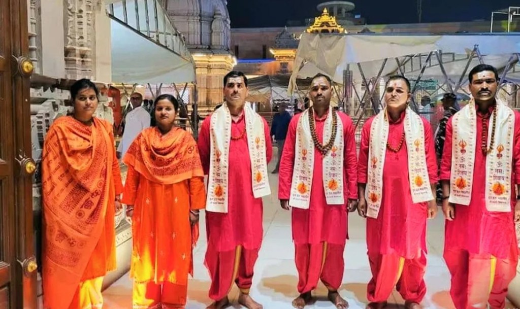 Cops deployed at Varanasi's Kashi Temple dress up as priests, Akhilesh Yadav calls it 'condemnable' Cops deployed at Varanasi's Kashi Temple dress up as priests, Akhilesh Yadav calls it 'condemnable'