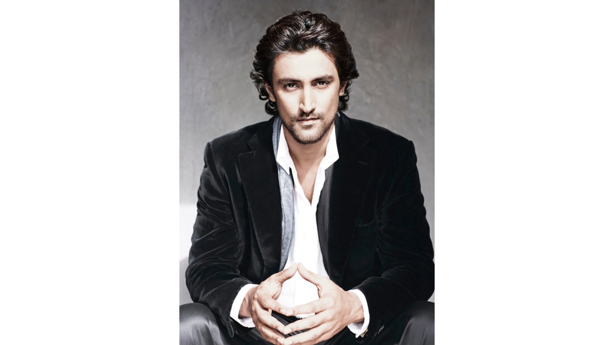 Kapoor loves to read in his spare time