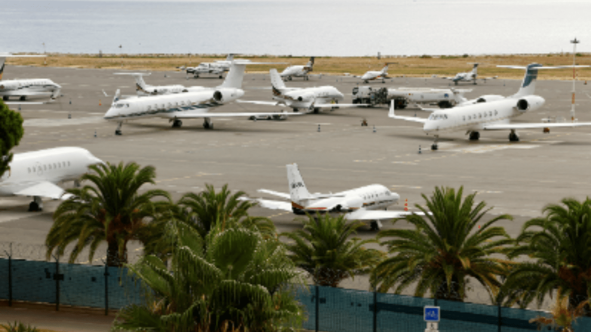 Airports Amid Federal Debate Private Investment The Debt Clock and the Federal Strategy