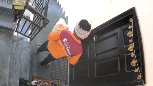 Swiggy delivery agentg steals Nike shoes viral video