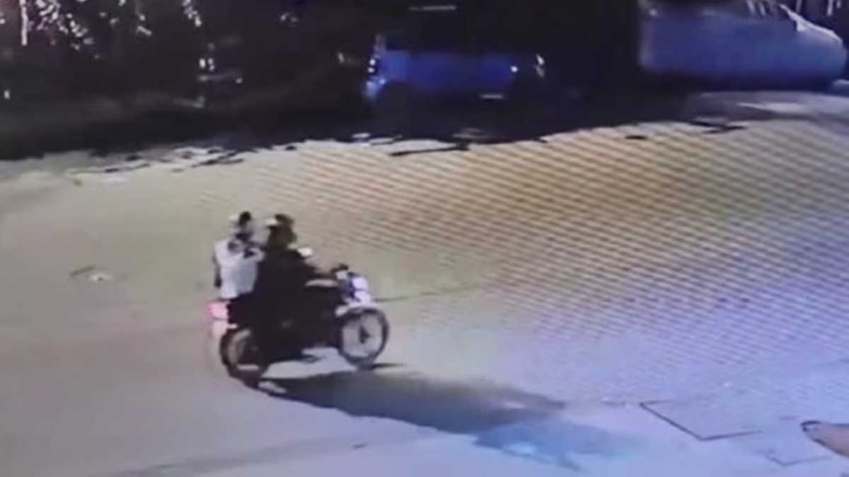 Caught on cam: Visual of shooters who fired bullets outside Salman Khan's house Caught on cam: Visual of shooters who fired bullets outside Salman Khan's house