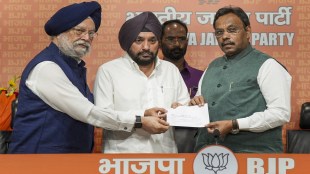 Former Congress leader Arvinder Singh Lovely being felicitated by Union Minister Hardeep Singh Puri and BJP National General Secretary Vinod Tawde after joining the party, ahead of the third phase of Lok Sabha elections, in New Delhi, Saturday, May 4, 2024. (PTI Photo)