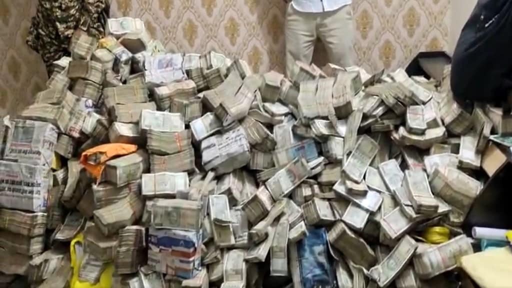 ED seizes Rs 20 crore from Jharkhand minister's aide in massive cash haul