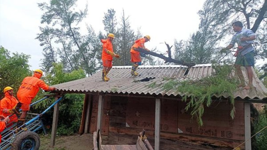 Cyclone Remal Live Updates, Remal Cyclone Live, Cyclone Remal West Bengal, Cyclone Remal in West Bengal, Cyclone Remal Alert, Cyclone Remal Update, Kolkata, Bay of Bengal, Cyclone Storm, Kolkata airport, IMD Issue Orange Alert, Cyclone Alert, Cyclone News Live, Cyclone Hits Odisha