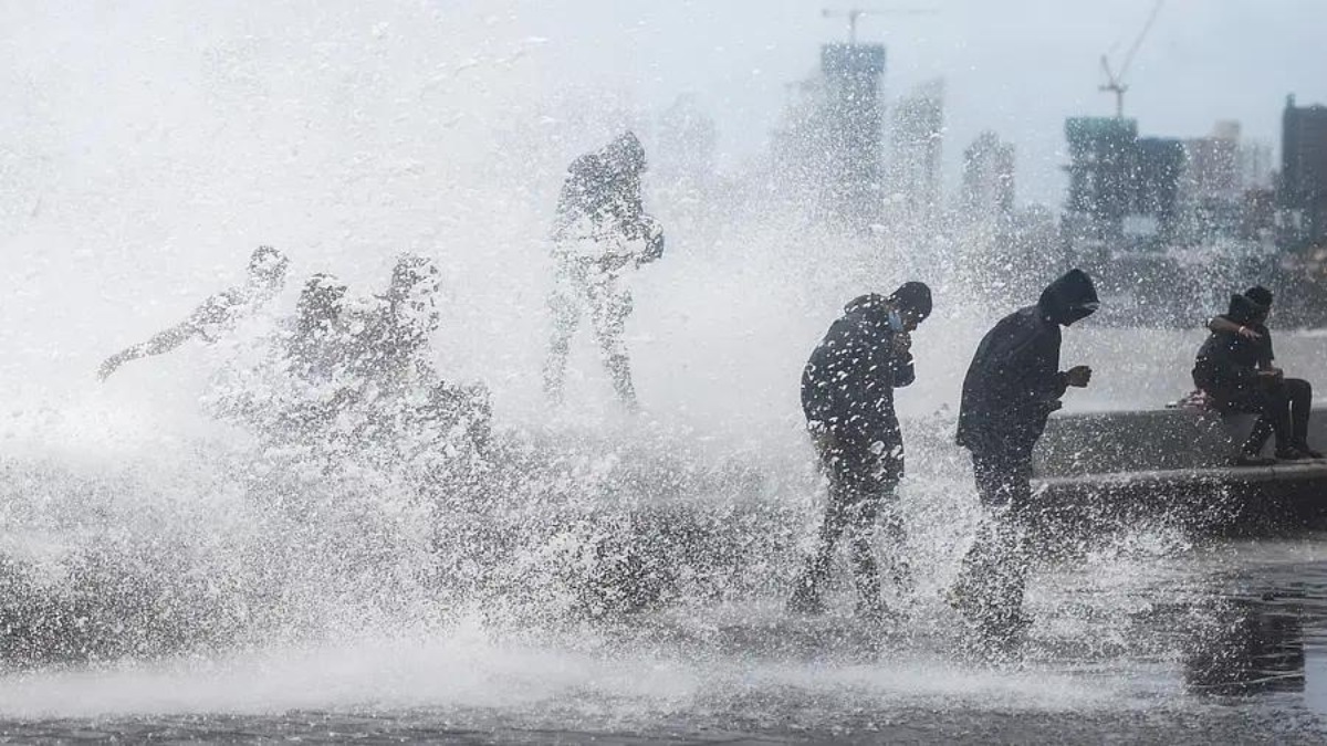 BMC urged people to stay away from the coast till Sunday night (Photo: PTI)