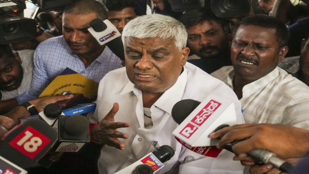 Prajwal Revanna case: 25,000 pen drives distributed, says Kumaraswamy, claims conspiracy by Siddaramaiah and Shivakumar Prajwal Revanna case: 25,000 pen drives distributed, says Kumaraswamy, claims conspiracy by Siddaramaiah and Shivakumar