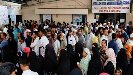 People wait to vote at a polling station during the fifth phase of India's general election, in Mumbra, on the outskirts of Mumbai, India, May 20, 2024. REUTERS/Francis Mascarenhas
