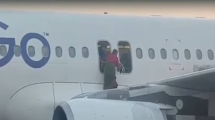 indigo, indigo airlines, indigo bomb threat, indigo bomb threat visuals, indigo bomb threat video, indigo bomb passengers evacuation, passengers evacuation, indigo passengers, indigo flight to varanasi
