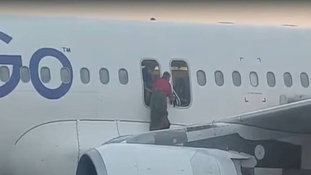 indigo, indigo airlines, indigo bomb threat, indigo bomb threat visuals, indigo bomb threat video, indigo bomb passengers evacuation, passengers evacuation, indigo passengers, indigo flight to varanasi
