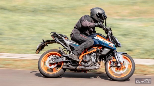 pulsar ns 400z vs ktm 390 duke
