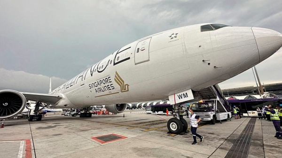 Singapore Airlines flight's dramatic drop - Is climate change making ...