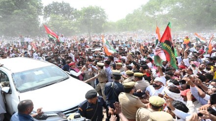 Uncontrollable crowd forces Rahul Gandhi, Akhilesh Yadav to leave Phulpur without giving speech | Video