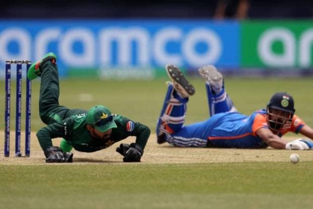 Pakistan's Wicket keeper Mohammad Rizwan attempts to run (REUTERS)