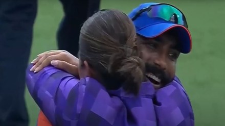 Jasprit Bumrah hugs wife Sanjana Ganesan, India win T20, Team India, Jasprit Bumrah, Virat Kohli, Rohit Sharma, Jasprit Bumrah hugs wife Sanjana Ganesan, India win T20, Team India, Jasprit Bumrah, Virat Kohli, Rohit Sharma,