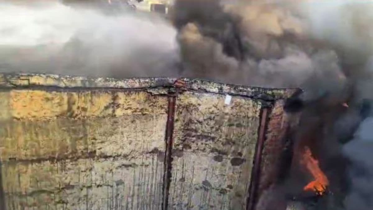 Massive fire destroys over 50 shops in Chandni Chowk, 200 fire ...