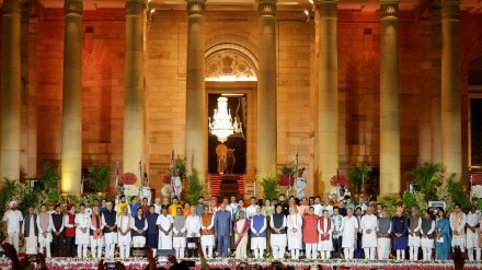 India's President Droupadi Murmu poses for a picture with Prime Minister Narendra Modi and lawmakers after their oath during a swearing-in ceremony at the presidential palace in New Delhi, India, June 9, 2024. REUTERS/Adnan Abidi