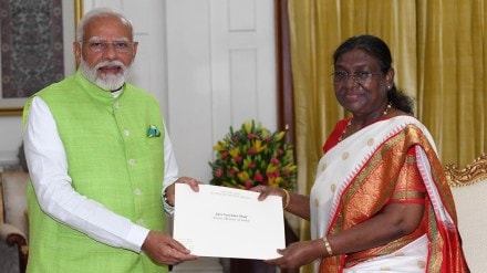 Prime Minister Narendra Modi on Wednesday tendered his resignation to President Droupadi Murmu.  Prime Minister Narendra Modi on Wednesday tendered his resignation to President Droupadi Murmu.