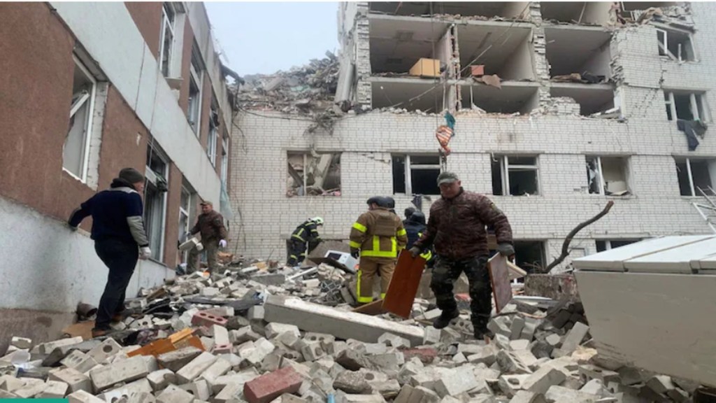 Reuters witnesses reported hearing multiple explosions in and around Kyiv, consistent with air defense systems intercepting incoming weapons. (Image source: Reuters) Reuters witnesses reported hearing multiple explosions in and around Kyiv, consistent with air defense systems intercepting incoming weapons. (Image source: Reuters)