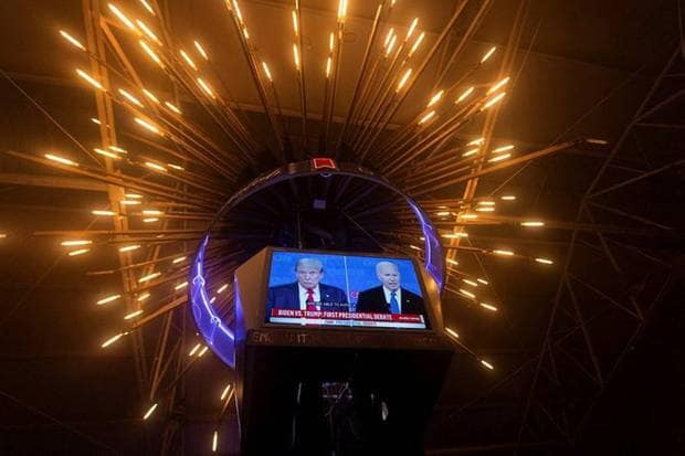 A wide screen transmitting the debate between both the leaders at Pinche Gringo BBQ restaurant in Mexixo. (Photo source: Reuters)