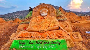  A sand art with the message 'Self and Society' on the eve of Yoga Day, in Pushkar, Rajasthan. (PTI)
