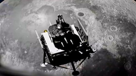 The researchers suggest that the time of the Moon runs faster than the earth.