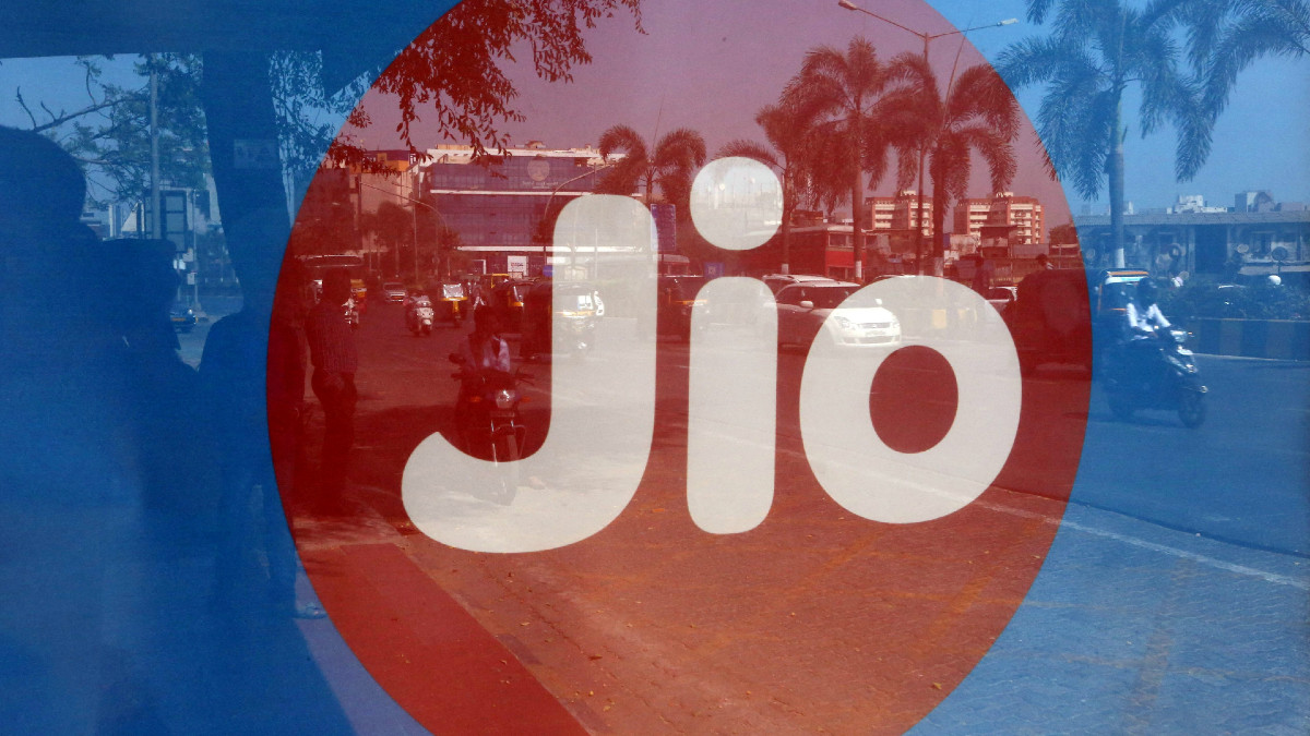 Some users posted in X (formerly Twitter) to express anger over Jio outage Some users posted in X (formerly Twitter) to express anger over Jio outage